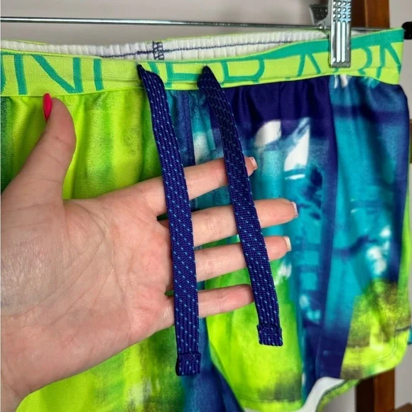 Girls Under Armour athletic shorts - Picture 2 of 3
